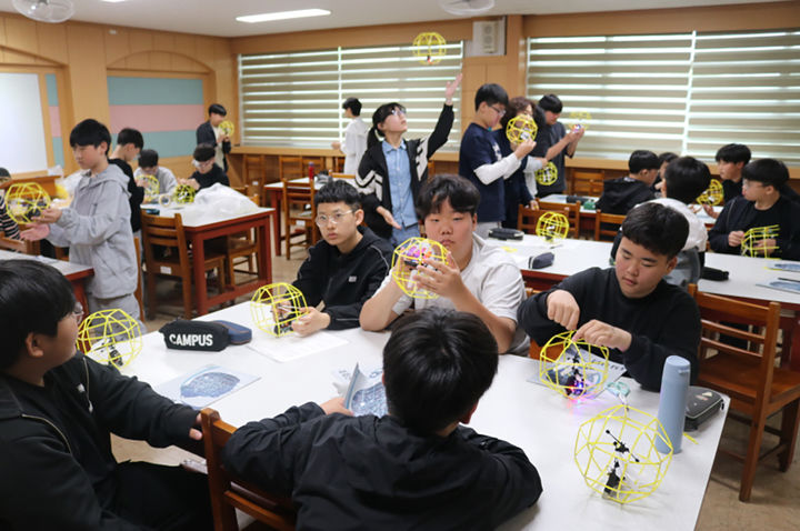 [광주=뉴시스] 광주북구청소년수련관은 '청소년 미래 직업체험-2025년 진로 준비하고 잡(JOB)아라' 운영. (사진=광주 북구청소년수련관 제공). photo@newsis.com *재판매 및 DB 금지