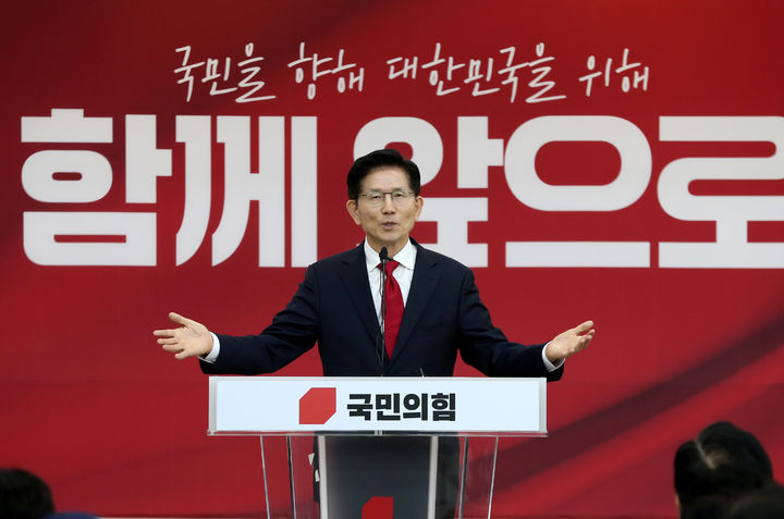[서울=뉴시스] 조성봉 기자 = 김문수 국민의힘 대선후보가 9일 오후 경기도 수원시 장안구 국민의힘 경기도당 강당에서 열린 경기도당 선거대책위 발대식에서 발언을 하고 있다. (사진=김문수 캠프 제공) 2025.05.09. photo@newsis.com *재판매 및 DB 금지