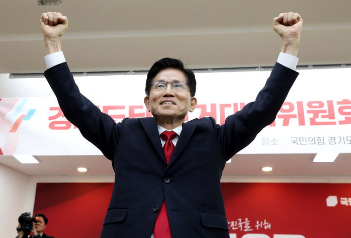 [서울=뉴시스] 조성봉 기자 = 김문수 국민의힘 대선후보가 9일 오후 경기도 수원시 장안구 국민의힘 경기도당 강당에서 열린 경기도당 선거대책위 발대식에서 두 주먹을 불끈쥐고 인사하고 있다. (사진=김문수 캠프 제공) 2025.05.09. photo@newsis.com *재판매 및 DB 금지