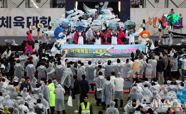 [김천=뉴시스] 이무열 기자 = 9일 오후 경북 김천시 김천종합운동장에서 열린 ‘제63회 경북도민체육대회’ 개회식에서 시·군 선수단이 입장하고 있다. 이번 대회에는 도내 22개 시·군에서 약 1만 2천여 명의 선수단이 참가해 시부 30개, 군부 16개 종목에서 각 지역의 명예를 걸고 뜨거운 메달 경쟁을 펼칠 예정이다. 2025.05.09. lmy@newsis.com