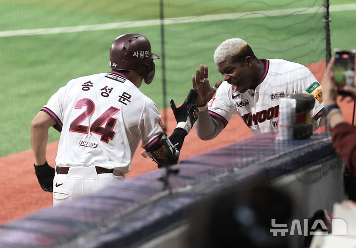 [서울=뉴시스] 정병혁 기자 = 지난 9일 서울 구로구 고척스카이돔에서 열린 2025 KBO리그 한화 이글스 대 키움 히어로즈의 경기, 1회말 무사 주자없는 상황 키움 송성문이 솔로 홈런을 친 뒤 푸이그와 기뻐하고 있다. 2025.05.09. jhope@newsis.com