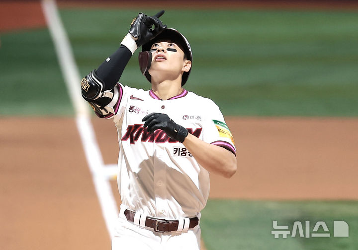 [서울=뉴시스] 정병혁 기자 = 9일 서울 구로구 고척스카이돔에서 열린 2025 KBO리그 한화 이글스 대 키움 히어로즈의 경기, 1회말 무사 주자없는 상황 키움 송성문이 솔로 홈런을 친 뒤 그라운드를 돌고 있다. 2025.05.09. jhope@newsis.com