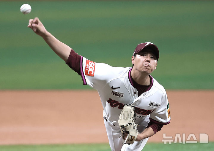 [서울=뉴시스] 정병혁 기자 = 9일 서울 구로구 고척스카이돔에서 열린 2025 KBO리그 한화 이글스 대 키움 히어로즈의 경기, 키움 선발 하영민이 역투하고 있다. 2025.05.09. jhope@newsis.com