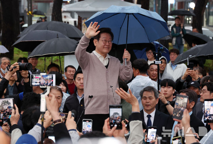 [고령=뉴시스] 조성우 기자 = 민심을 청취하는 '경청 투어'에 나선 이재명 더불어민주당 대선후보가 지난 9일 경북 고령군 대가야역사공원에서 즉흥연설을 하며 손을 흔들고 있다. 2025.05.09. xconfind@newsis.com
