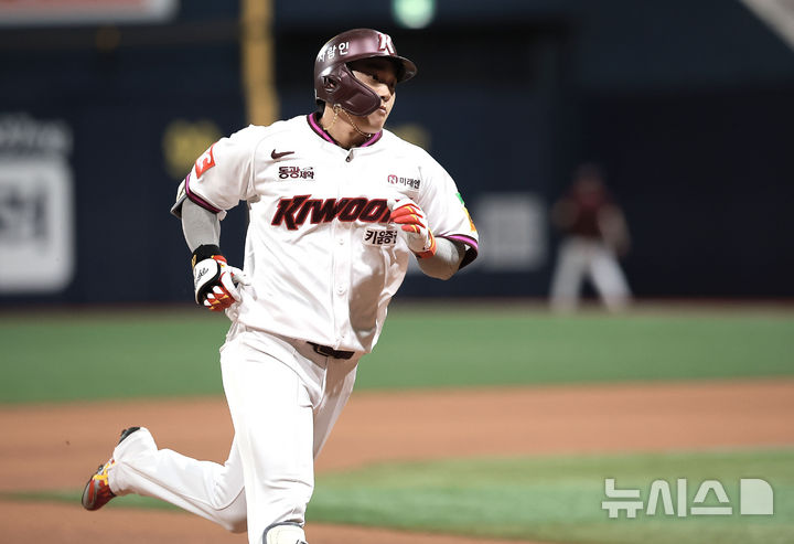 [서울=뉴시스] 정병혁 기자 = 9일 서울 구로구 고척스카이돔에서 열린 2025 KBO리그 한화 이글스 대 키움 히어로즈의 경기, 4회말 무사 주자없는 상황 키움 김태진이 솔로 홈런을 친 뒤 그라운드를 돌고 있다. 2025.05.09. jhope@newsis.com