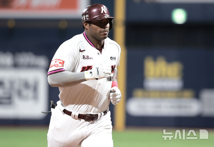 [서울=뉴시스] 정병혁 기자 = 9일 서울 구로구 고척스카이돔에서 열린 2025 KBO리그 한화 이글스 대 키움 히어로즈의 경기, 4회말 무사 주자없는 상황 키움 푸이그가 솔로 홈런을 친 뒤 그라운드를 돌고 있다. 2025.05.09. jhope@newsis.com