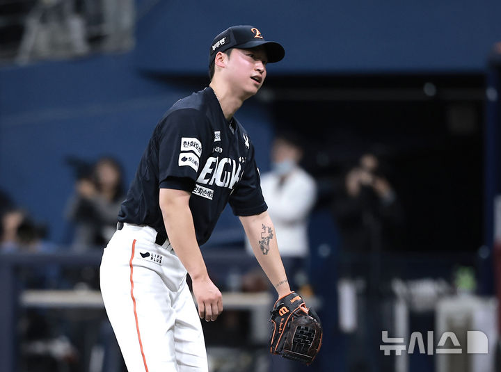 [서울=뉴시스] 정병혁 기자 = 9일 서울 구로구 고척스카이돔에서 열린 2025 KBO리그 한화 이글스 대 키움 히어로즈의 경기, 4회말 무사 주자없는 상황 키움 푸이그에게  솔로 홈런을 맞은 한화 선발 엄상백이 아쉬워하고 있다. 2025.05.09. jhope@newsis.com