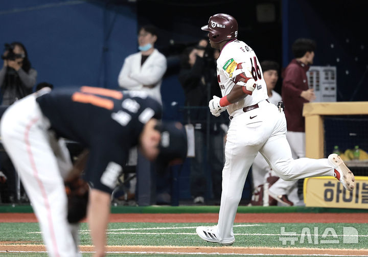 [서울=뉴시스] 정병혁 기자 = 지난 9일 서울 구로구 고척스카이돔에서 열린 2025 KBO리그 한화 이글스 대 키움 히어로즈의 경기, 4회말 무사 주자없는 상황 키움 푸이그가 솔로 홈런을 친 뒤 그라운드를 돌고 있다. 2025.05.09. jhope@newsis.com
