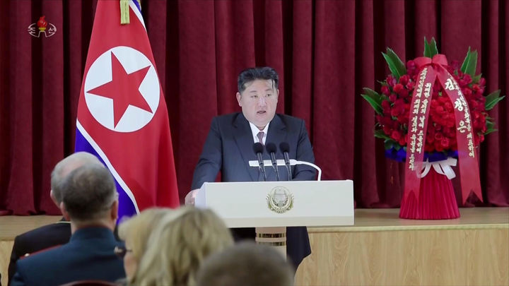 [서울=뉴시스] 김정은 북한 국무위원장이 러시아 전승절 80주년을 맞아 9일 평양 러시아 대사관을 방문해 축하연설을 했다고 조선중앙TV가 보도하고 있다. (사진=조선중앙TV 캡처) 2025.05.09. photo@newsis.com *재판매 및 DB 금지