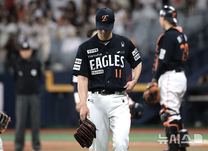 [서울=뉴시스] 정병혁 기자 = 9일 서울 구로구 고척스카이돔에서 열린 2025 KBO리그 한화 이글스 대 키움 히어로즈의 경기, 4회말 무사 주자없는 상황 교체된 한화 투수 엄상백이 덕아웃을 향하고 있다. 2025.05.09. jhope@newsis.com