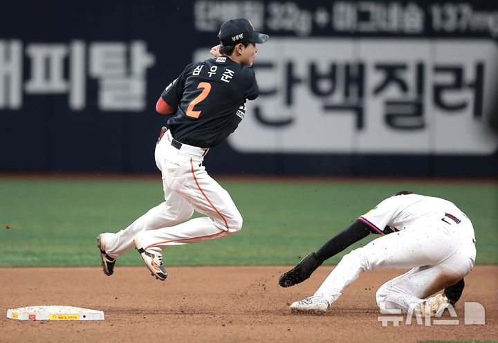 [서울=뉴시스] 정병혁 기자 = 9일 서울 구로구 고척스카이돔에서 열린 2025 KBO리그 한화 이글스 대 키움 히어로즈의 경기, 5회말 무사 주자없는 상황 키움 김태진 병살타 때 한화 유격수 심우준이 2루에서 1루 주자 임병욱을 처리한 뒤 1루에 송구하고 있다. 2025.05.09. jhope@newsis.com
