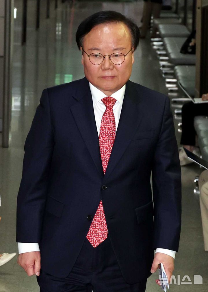 [서울=뉴시스] 조성봉 기자 = 김문수 국민의힘 대선후보 측 김재원 비서실장이 9일 오후 서울 여의도 국회에서 열린 '김문수-한덕수 대선후보 측 단일화 협상'에 참석하고 있다. 2025.05.09. suncho21@newsis.com