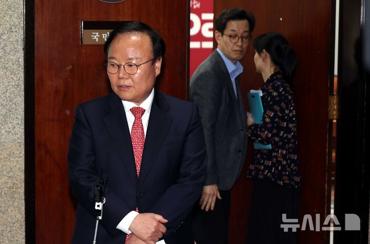 [서울=뉴시스] 조성봉 기자 = 김문수 국민의힘 대선후보 측 김재원 비서실장이 9일 오후 서울 여의도 국회에서  '김문수-한덕수 대선후보 측 단일화 협상'을 마치고 취재진의 질문에 답변하고 있다. 오른쪽은 한덕수 무소속 대선후보 측 손영택 전 국무총리 비서실장.  2025.05.09. suncho21@newsis.com