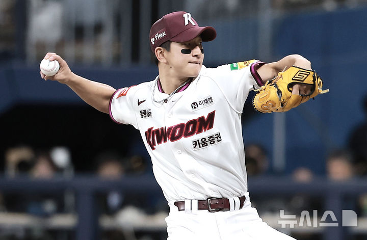 [서울=뉴시스] 정병혁 기자 = 9일 서울 구로구 고척스카이돔에서 열린 2025 KBO리그 한화 이글스 대 키움 히어로즈의 경기, 키움 투수 주승우가 역투하고 있다. 2025.05.09. jhope@newsis.com
