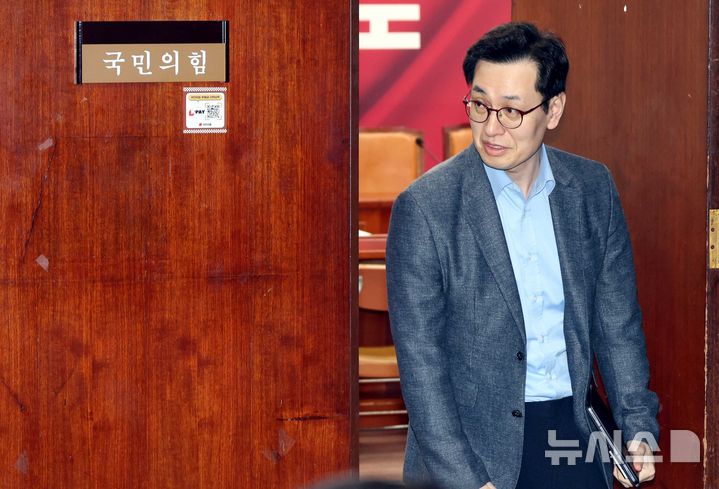[서울=뉴시스] 조성봉 기자 = 한덕수 무소속 대선후보 측 손영택 전 국무총리 비서실장이 9일 오후 서울 여의도 국회에서  '김문수-한덕수 대선후보 측 단일화 협상'을 마치고 밖으로 나서고 있다. 2025.05.09. suncho21@newsis.com