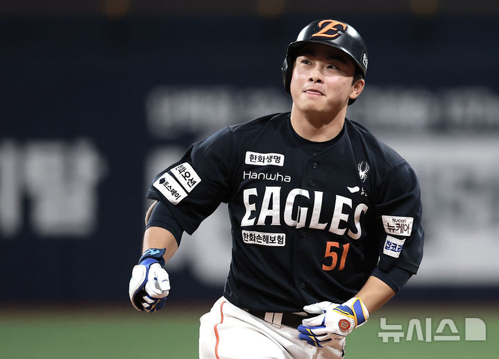 [서울=뉴시스] 정병혁 기자 = 9일 서울 구로구 고척스카이돔에서 열린 2025 KBO리그 한화 이글스 대 키움 히어로즈의 경기, 9회초 2사 주자없는 상황 한화 문현빈이 솔로 홈런을 친 뒤 그라운드를 돌고 있다. 2025.05.09. jhope@newsis.com