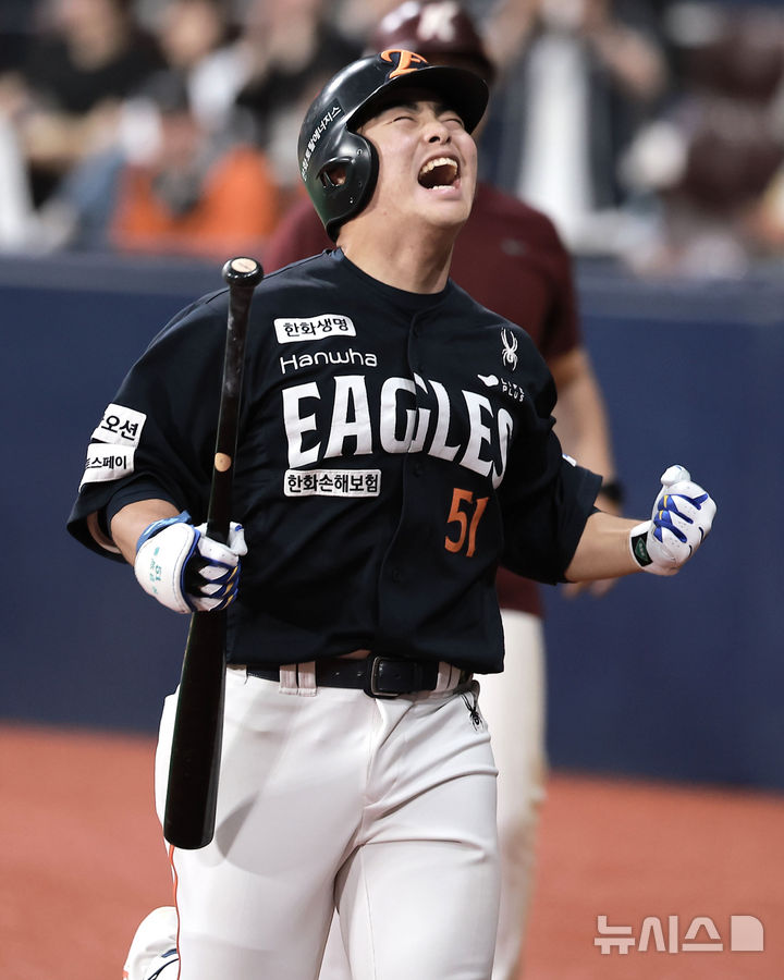 [서울=뉴시스] 정병혁 기자 = 9일 서울 구로구 고척스카이돔에서 열린 2025 KBO리그 한화 이글스 대 키움 히어로즈의 경기, 9회초 2사 주자없는 상황 한화 문현빈이 솔로 홈런을 친 뒤 덕아웃을 향하며 포효하고 있다. 2025.05.09. jhope@newsis.com