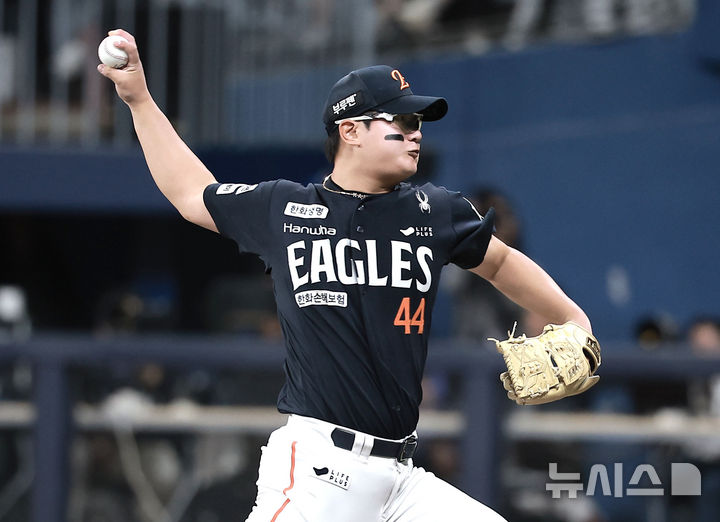 [서울=뉴시스] 정병혁 기자 = 9일 서울 구로구 고척스카이돔에서 열린 2025 KBO리그 한화 이글스 대 키움 히어로즈의 경기, 한화 투수 김서현이 역투하고 있다. 2025.05.09. jhope@newsis.com