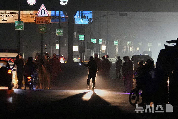 [라왈핀디=AP/뉴시스] 10일(현지 시간) 파키스탄 라왈핀디의 누르칸 공군기지가 인도의 미사일 공격을 받은 뒤, 현지 경찰이 기지 정문에서 차량과 시민들을 통제하고 있다. 2025.05.10.