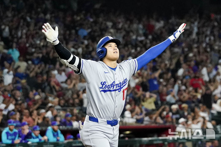 [피닉스=AP/뉴시스] 미국 메이저리그(MLB) LA 다저스 오타니 쇼헤이가 9일(현지 시간) 미국 애리조나주 피닉스의 체이스 필드에서 열린 2025 메이저리그(MLB) 애리조나 다이아몬드백스와의 경기 9회초 3점 홈런을 치고 기뻐하고 있다. 2025.05.10.