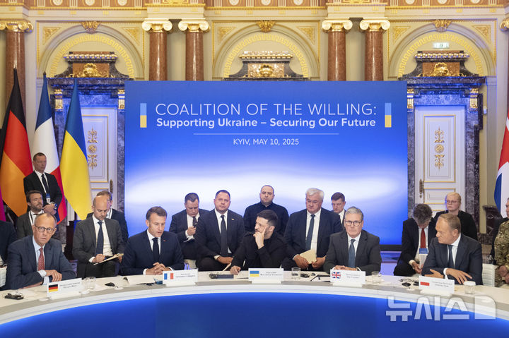 [키이우=AP/뉴시스] 프리드리히 메르츠 독일 총리(왼쪽부터), 에마뉘엘 마크롱 프랑스 대통령, 키어 스타머 영국 총리, 도날트 투스크 폴란드 총리 등 '의지의 연합' 주요국 정상들이 지난 5월10일(현지 시간) 우크라이나 키이우 대통령궁에서 볼로디미르 젤렌스키 대통령과 회의를 하고 있다. 2025.08.29.