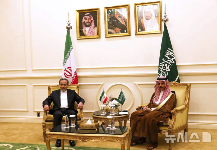 [제다(사우디아라비아)=AP/뉴시스]아바스 아라그치 이란 외무장관(왼쪽)과 파이잘 빈 라르한 압둘라 사우디아라비아 외무장관과 만나고 있다. 사우디 외무부는 9일 아라그치 이란 외무장관이 9일 압둘라 장관에게 전화를 걸어 최근 지역 내 상황 전개를 검토하고 역내 안정 회복 방안들을 논의했다고 밝혔다. 2026.04.09.