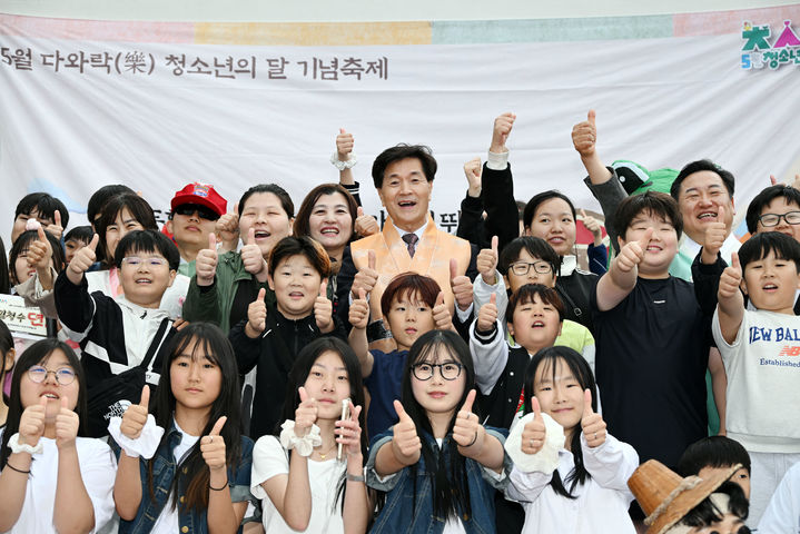 [밀양=뉴시스] 안병구 시장 등이 청소년수련관에서 열린 청소년의 달 기념 축제-밀청수뎐 행사에서 기념촬영을 하고 있다. (사진=밀양시 제공) 2025.05.10. photo@newsis.com *재판매 및 DB 금지