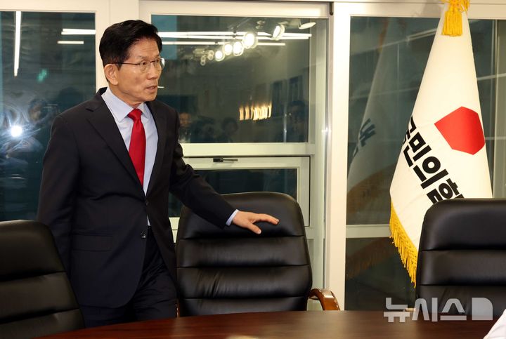 [서울=뉴시스] 조성봉 기자 = 김문수 국민의힘 대선후보가 10일 오전 서울 여의도 국민의힘 중앙당사 대통령후보실에서 캠프 관계자들과 대책회의를 하기 위해 대기하고 있다. 2025.05.10. suncho21@newsis.com