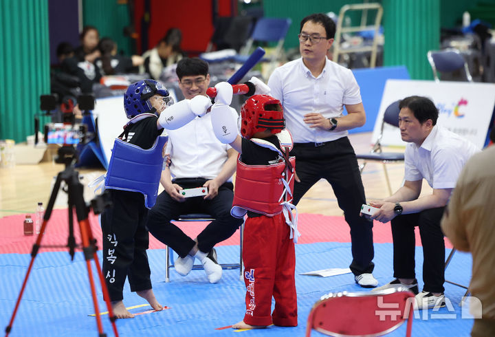 [서울=뉴시스] 김선웅 기자 = 10일 서울 종로구 경복고등학교에서 열린 제1회 세종대왕배 2025 전국 한글무예 K삼단봉한마당에서 참가 선수들이 자모 겨루기 경기를 치르고 있다. 2025.05.10. mangusta@newsis.com