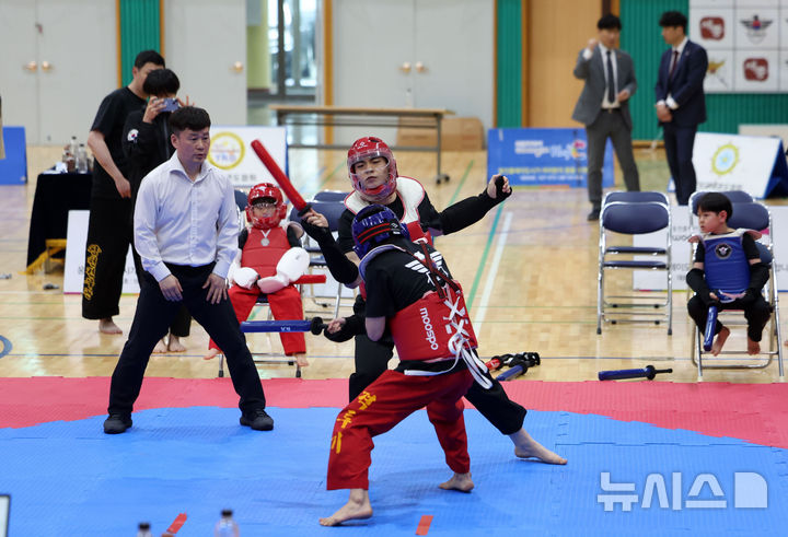[서울=뉴시스] 김선웅 기자 = 10일 서울 종로구 경복고등학교에서 열린 제1회 세종대왕배 2025 전국 한글무예 K삼단봉한마당에서 참가 선수들이 자모 겨루기 경기를 치르고 있다. 2025.05.10. mangusta@newsis.com