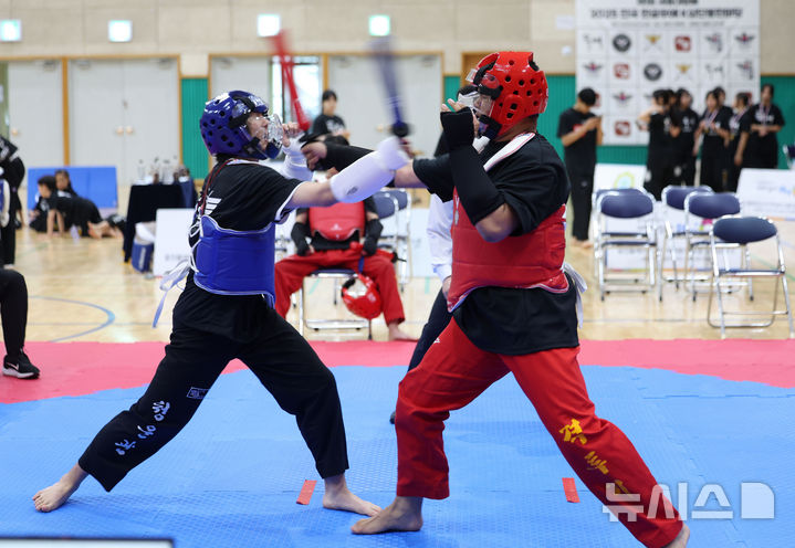 [서울=뉴시스] 김선웅 기자 = 10일 서울 종로구 경복고등학교에서 열린 제1회 세종대왕배 2025 전국 한글무예 K삼단봉한마당에서 참가 선수들이 자모 겨루기 경기를 치르고 있다. 2025.05.10. mangusta@newsis.com