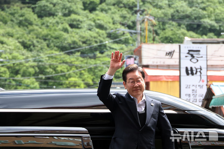 [의령=뉴시스] 조성우 기자 = 민심을 청취하는 '경청 투어'에 나선 이재명 더불어민주당 대선후보가 10일 경남 의령군 의령전통시장에 도착해 군민들에게 손을 흔들어 인사하고 있다. 2025.05.10. xconfind@newsis.com