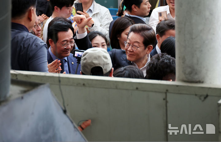 [의령=뉴시스] 조성우 기자 = 민심을 청취하는 '경청 투어'에 나선 이재명 더불어민주당 대선후보가 10일 경남 의령군 의령전통시장에서 상인 및 군민들에게 인사를 하고 있다. 2025.05.10. xconfind@newsis.com