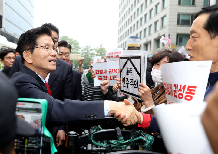 [서울=뉴시스] 조성봉 기자 = 김문수 국민의힘 대선후보가 10일 오전 서울 여의도 국민의힘 중앙당사 대통령후보실에서 캠프 관계자들과 대책회의를 마치고 나와 지지자들과  인사를 하고 있다. (사진=김문수 캠프 제공) 2025.05.10. photo@newsis.com *재판매 및 DB 금지
