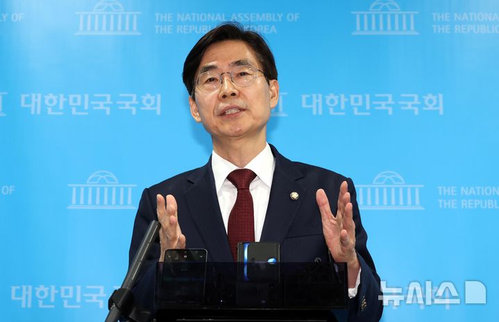 [서울=뉴시스] 조성봉 기자 = 조경태 국민의힘 의원이 10일 오후 서울 여의도 국회 소통관에서 '국민의힘 대선후보 불법교체 즉각 철회 촉구' 기자회견을 마치고 취재진의 질문에 답변하고 있다.  2025.05.10. suncho21@newsis.com