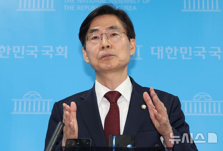 [서울=뉴시스] 조성봉 기자 = 조경태 국민의힘 의원이 10일 오후 서울 여의도 국회 소통관에서 '국민의힘 대선후보 불법교체 즉각 철회 촉구' 기자회견을 마치고 취재진의 질문에 답변하고 있다. 2025.05.10. suncho21@newsis.com