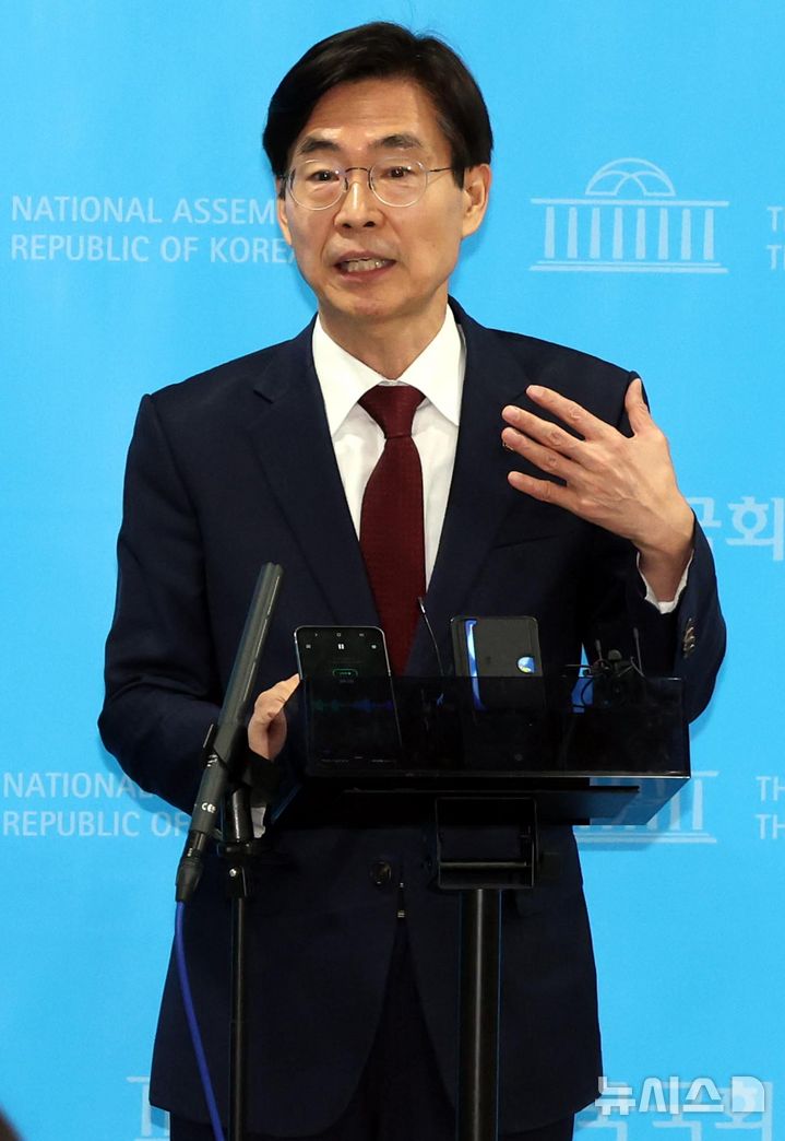 [서울=뉴시스] 조성봉 기자 = 조경태 국민의힘 의원이 10일 오후 서울 여의도 국회 소통관에서 '국민의힘 대선후보 불법교체 즉각 철회 촉구' 기자회견을 마치고 취재진의 질문에 답변하고 있다. 2025.05.10. suncho21@newsis.com