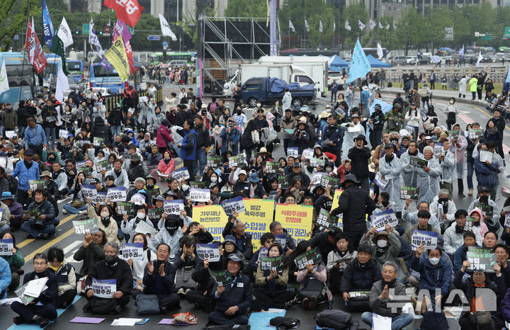 [서울=뉴시스] 김명년 기자 = 10일 오후 서울 종로구 경복궁 동십자각 인근에서 '전봉준투쟁단 내란농정 청산 농업대개혁 범시민대회'가 열리고 있다. 2025.05.10. kmn@newsis.com