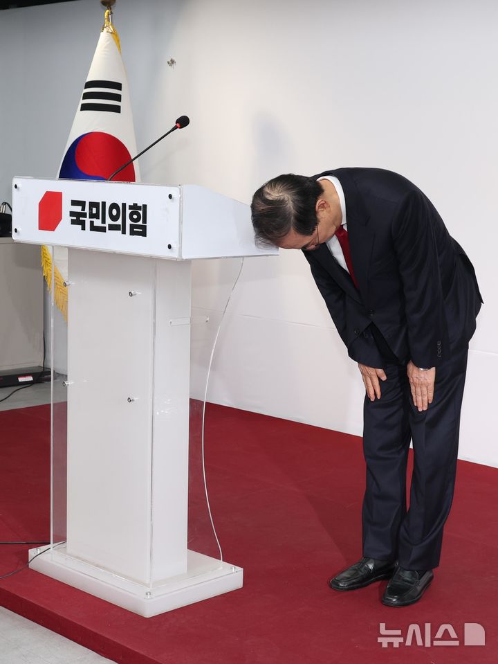 [서울=뉴시스] 조성봉 기자 = 한덕수 대선 예비후보가 10일 오후 서울 여의도 국민의힘 중앙당사에서 긴급기자회견을 열고 입당 및 대선후보 재선출 관련 입장 발표를 마치고 고개숙여 인사하고 있다.  2025.05.10. suncho21@newsis.com