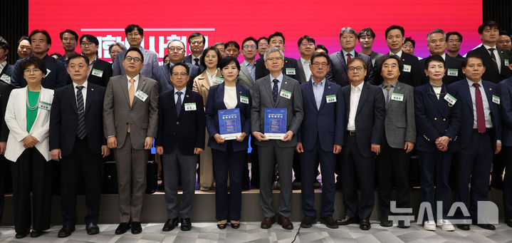 [서울=뉴시스] 김선웅 기자 = 더불어민주당 공동선대위원장 전현희 의원, 김택우 대한의사협회장 및 보고회 참석자들이 10일 서울 용산구 대한의사협회에서 열린 제21대 대통령 선거 보건의료 분야 정책제안 보고회에서 기념사진을 촬영하고 있다. 2025.05.10. mangusta@newsis.com