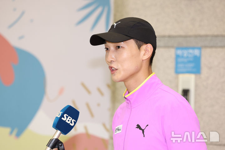 [인천공항=뉴시스] 이영환 기자 = 카타르 도하에서 열린 왓 그래비티 챌린지(What Gravity Challenge)에서 우승을 차지한 스마일 점퍼 우상혁이 지난 10일 오후 인천국제공항 제1여객터미널을 통해 귀국해 취재진의 질문에 답하고 있다.&nbsp; 우상혁은 올해 개최된 체코 후스토페체 실내대회, 슬로바키아 반스카비스트리차 대회, 중국 난징 2025 세계실내선수권대회에 이어 왓 그래비티 챌린지에서도 가장 높이 날아 올라 국제대회 4연승을 기록했다. 2025.05.10. 20hwan@newsis.com