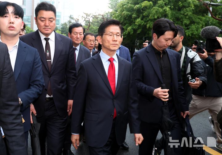 [서울=뉴시스] 조성봉 기자 = 국민의힘으로부터 대통령선거 후보 자격이 취소된 김문수 후보가 10일 오후 서울 양천구 남부지방법원에서 후보 선출취소 효력정지 가처분 심문기일에 출석을 마치고 입장발표를 마치고 차량으로 이동하고 있다.2025.05.10. suncho21@newsis.com