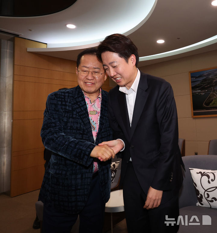 [인천공항=뉴시스] 이영환 기자 = 홍준표 전 대구시장이 10일 오후 인천국제공항 제1여객터미널에서 미국 출국을 앞두고 배웅온 이준석 개혁신당 대선후보와 악수를 나누고 있다. 사진은 본 기사와 관계 없음. 2025.05.10. 20hwan@newsis.com