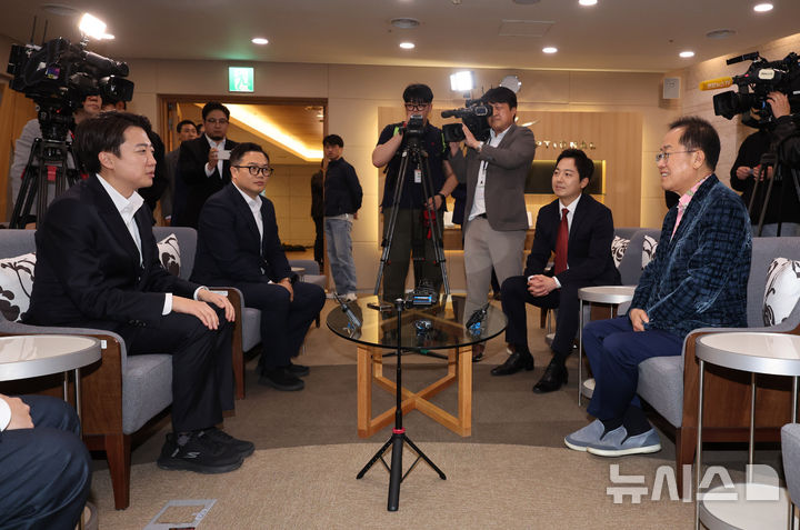 [인천공항=뉴시스] 이영환 기자 = 홍준표 전 대구시장이 10일 오후 인천국제공항 제1여객터미널에서 미국 출국을 앞두고 배웅온 이준석 개혁신당 대선후보와 대화를 하고 있다. 2025.05.10. 20hwan@newsis.com