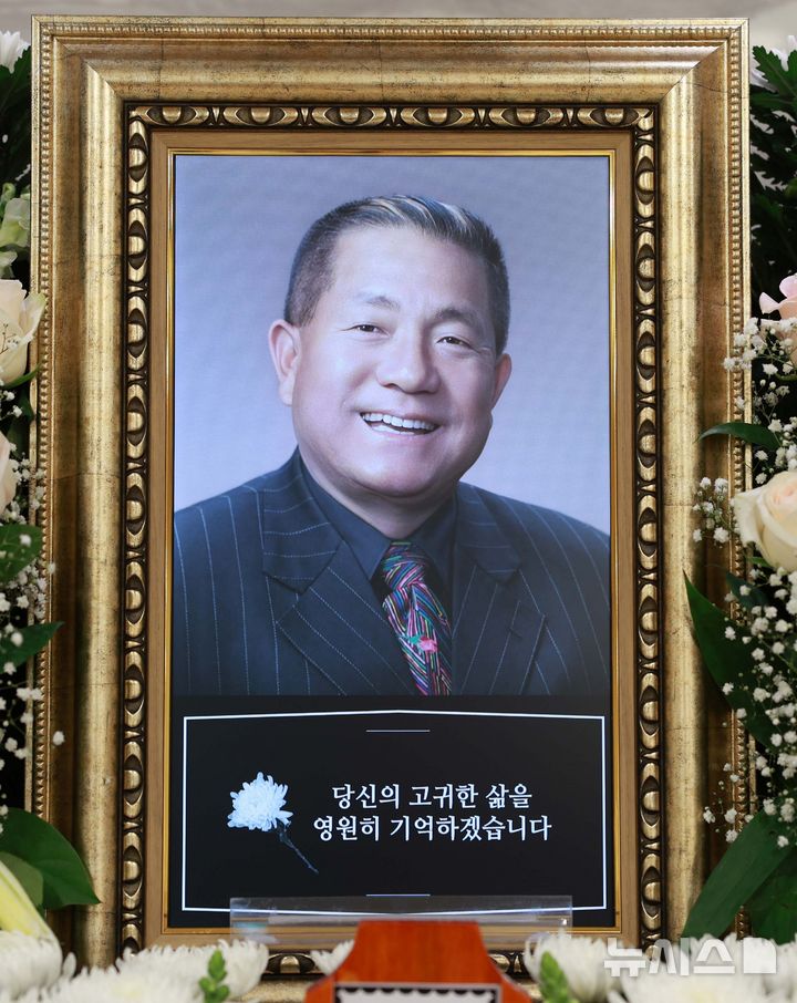 [서울=뉴시스] 사진공동취재단 = 10일 오후 서울 서초구 반포동 가톨릭대학교 서울성모병원장례식장 31호실에 '뽀빠이' 故 이상용의 빈소가 마련되어 있다. 2025.05.10. photo@newsis.com