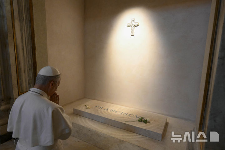[로마=AP/뉴시스]교황 레오 14세가 10일(현지 시간) 바티칸 외부 산타 마리아 마조레 대성당 아래 프란치스코 교황 묘소를 참배하고 있다. 2025.05.11.