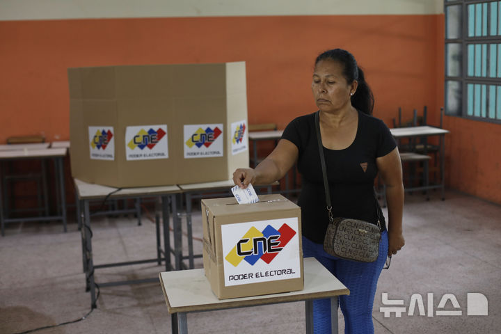 [카라카스=AP/뉴시스] 지난 10일(현지 시간) 베네수엘라 카라카스에서 한 여성이 모의 선거 중 투표함에 투표용지를 넣고 있다. 베네수엘라는 25일 총선 및 지방선거를 실시한다. 2025.05.24.