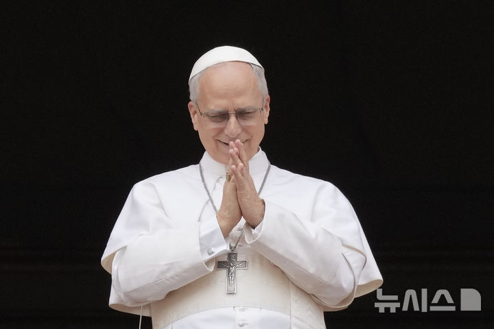 [AP/뉴시스] 레오 14세 교황이 11일 성베드로 대성당 중앙 발코니에서 첫 주일 정오 축복기도와 메시지 연설을 하고 있다 