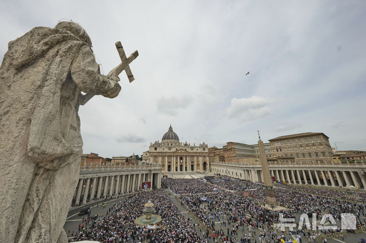 [AP/뉴시스] 교황의 대성당 발코니 등장 무렵의 아래 성베드로 광장 모습