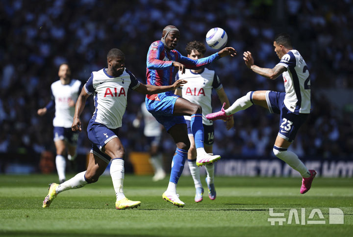 [런던=AP/뉴시스] 11일(현지 시간) 영국 런던의 토트넘 홋스퍼 스타디움에서 열린 2024-25 프리미어리그 36라운드 토트넘 홋스퍼 대 크리스털 팰리스의 경기에서 선수들이 볼 다툼을 하고 있다. 2025.05.12.<font style="vertical-align: inherit;"><font style="vertical-align: inherit;"></font></font>